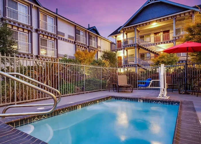 Dog Friendly Hotels in Eureka