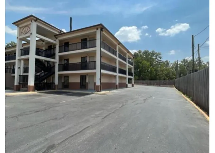 Dog Friendly Hotels in Laurel