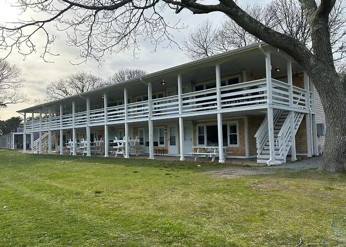 Dog Friendly Hotels in Oak Bluffs