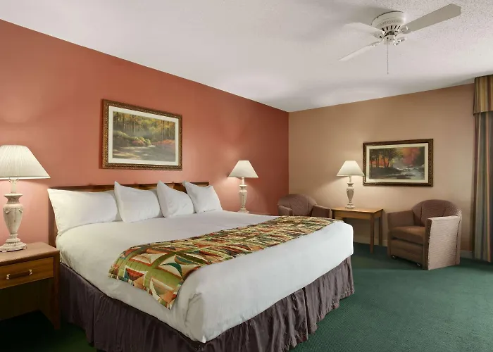 Dog Friendly Hotels in Sullivan