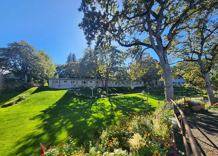 Dog Friendly Hotels in Hood River