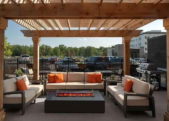 Dog Friendly Hotels in Lansing